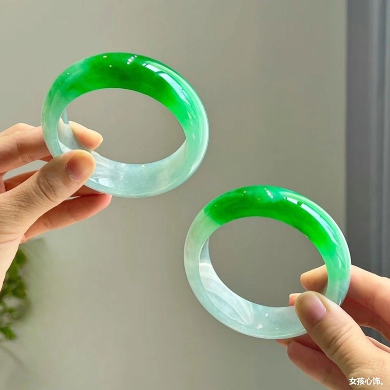 Bracelets - กำไลข้อมือธรรมชาติจากพม่าสำหรับเด็กผู้หญิง รูปทรงกลมคลาสสิก หยกน้ำแข็งจากเหมืองเก่าที่มีประกายสีเขียว หยกกึ่งธรรมชาติ