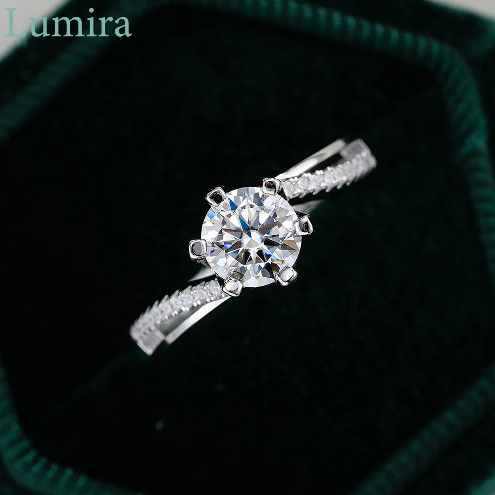 Moissanite Engagement Ring 1 Carat - แหวนเพชรโมอิสซาไนท์ Lumira ดีไซน์บิดเกลียว ประดับด้วยพลอย 6 แฉก